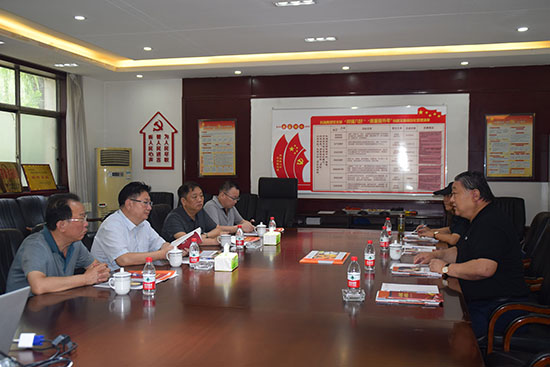 臨汾市市場(chǎng)監(jiān)督管理局局長(zhǎng)、非公企業(yè)黨委書記張東紅<br>在科海集團(tuán)調(diào)研非公黨建工作